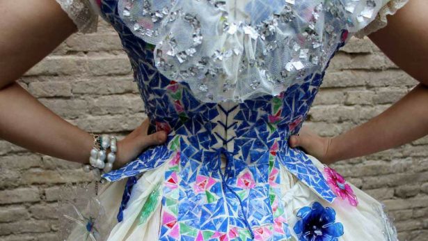 Traje de fallera con botellas de plástico