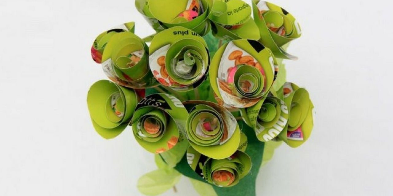 Flores con folletos de papel por Rosa Montesa Flores con folletos de papel por Rosa Montesa