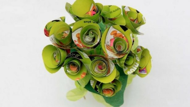 Flores con folletos de papel por Rosa Montesa