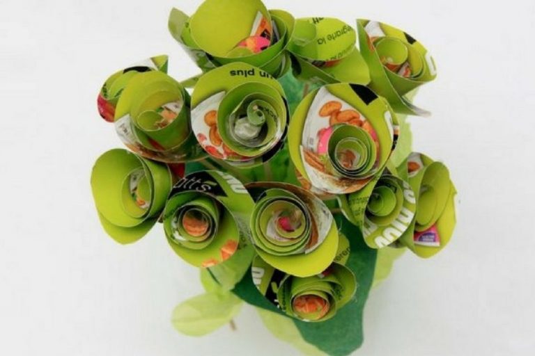 Flores con folletos de papel por Rosa Montesa