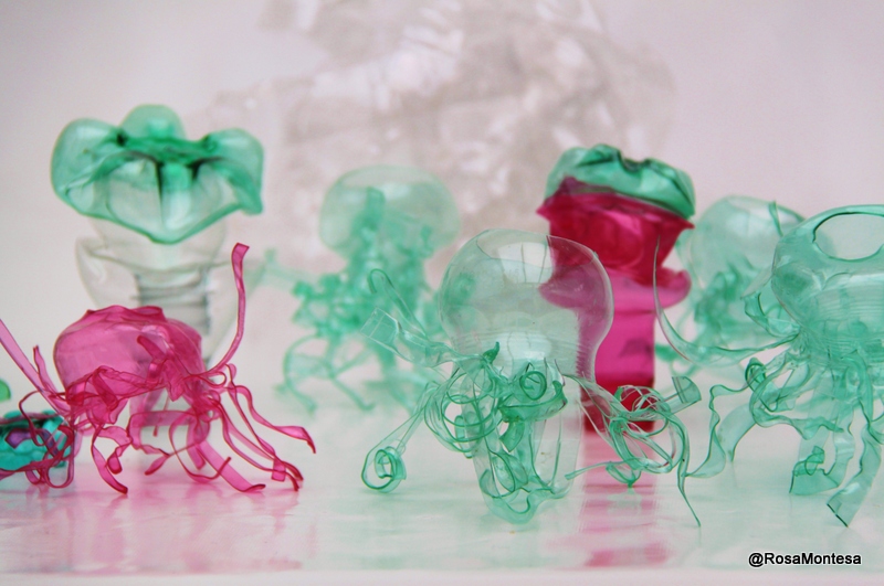 Medusas con botellas de plástico