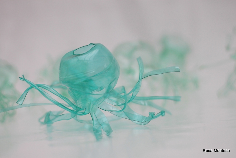 medusas con botellas de plástico
