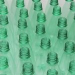 Lámpara circular con botellas de plástico reciclado creativo
