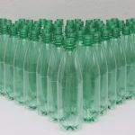 Lámpara circular con botellas de plástico reciclado creativo