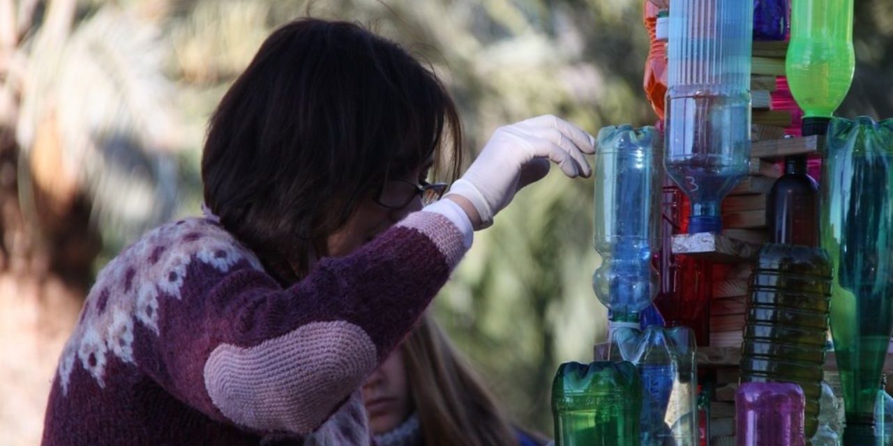 Árbol de Navidad con botellas de plástico