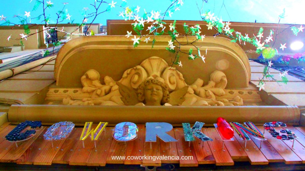 Fachada Coworrking Valencia cartel reciclado