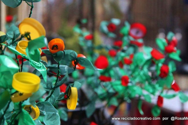 Flores con tapones de botellas de plástico por Rosa Montesa