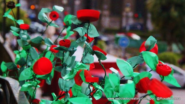 Flores con tapones de botellas de plástico por Rosa Montesa