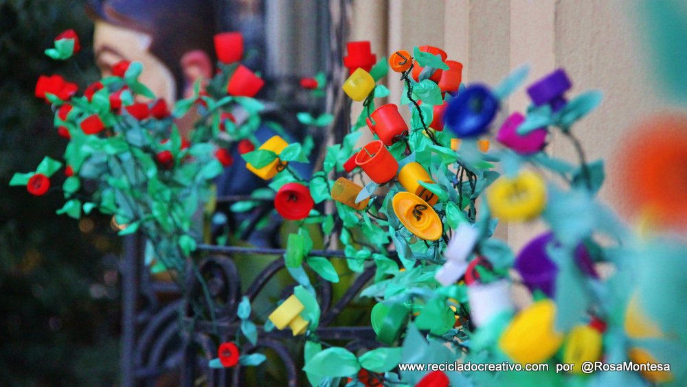 Flores con tapones de botellas de plástico por Rosa Montesa