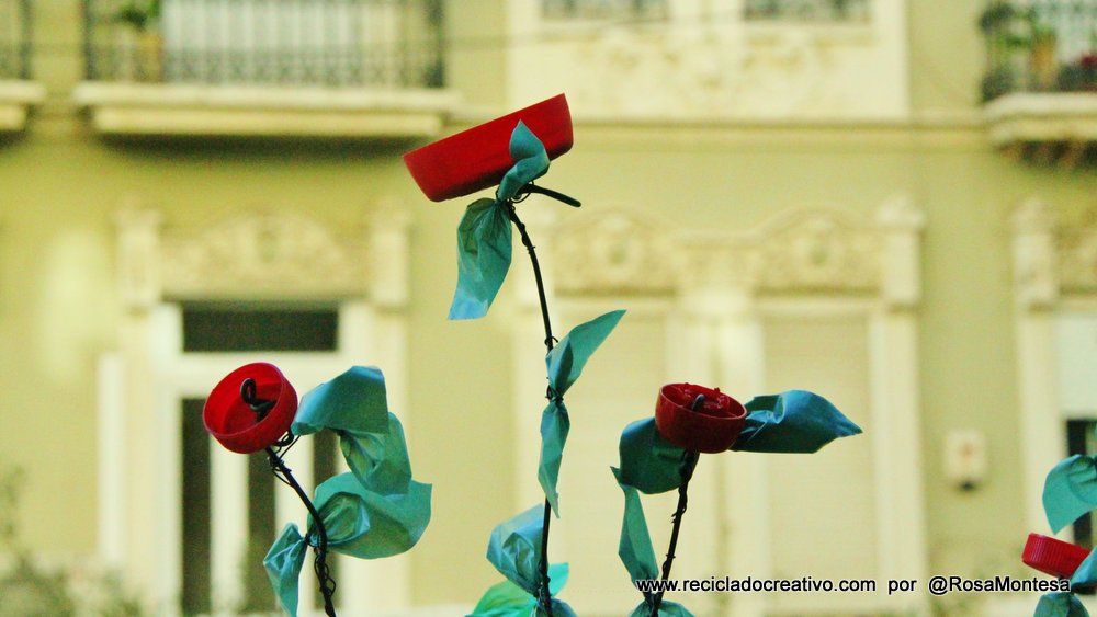 Flores con tapones de botellas de plástico por Rosa Montesa