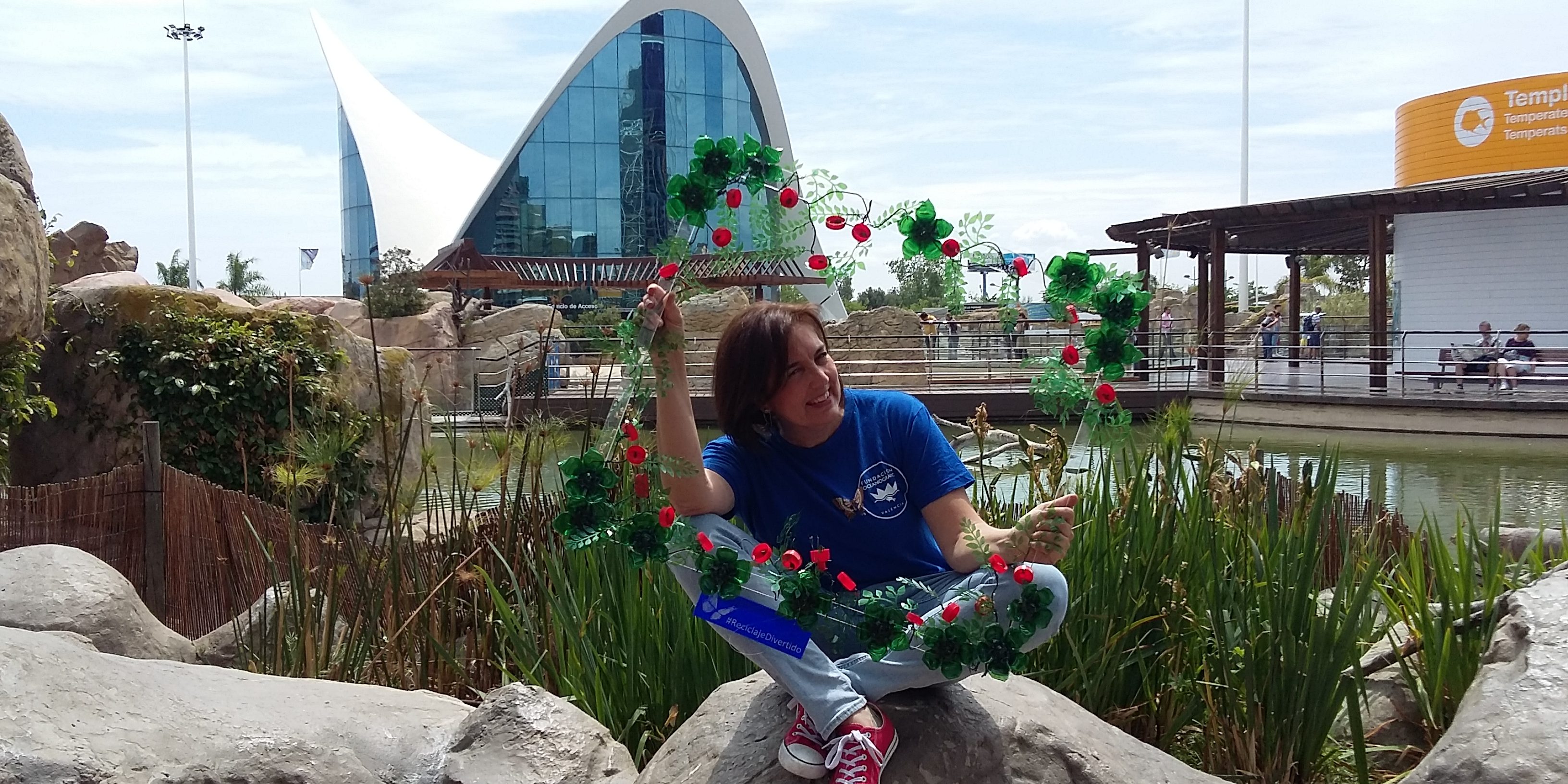 Rosa marco flores recicladas con tapones y botellas Rosa Montesa - marco de flores con material reciclado
