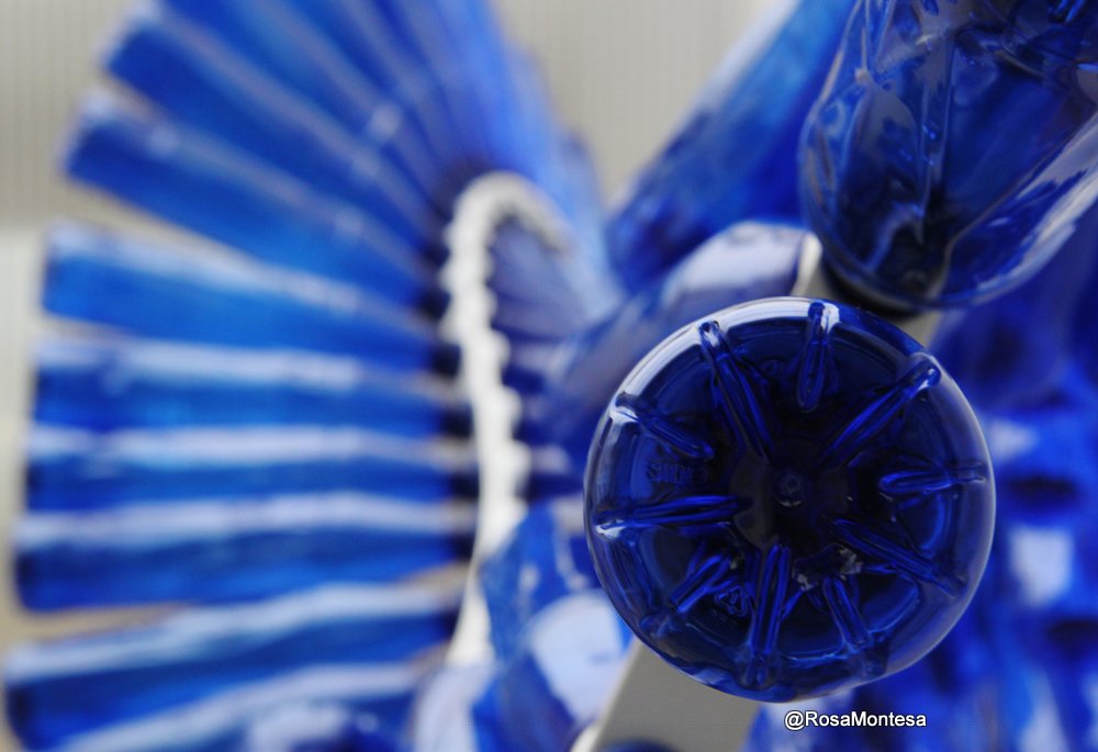 Escultura Cinta de Moebius con botellas de plástico