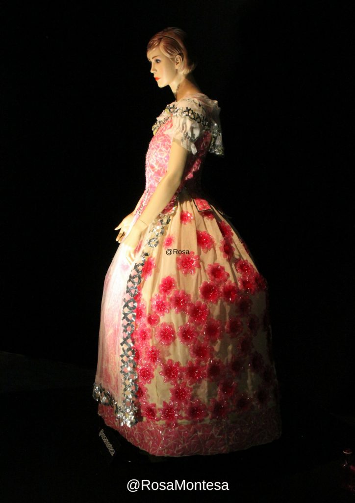 Traje de fallera con botellas de plástico