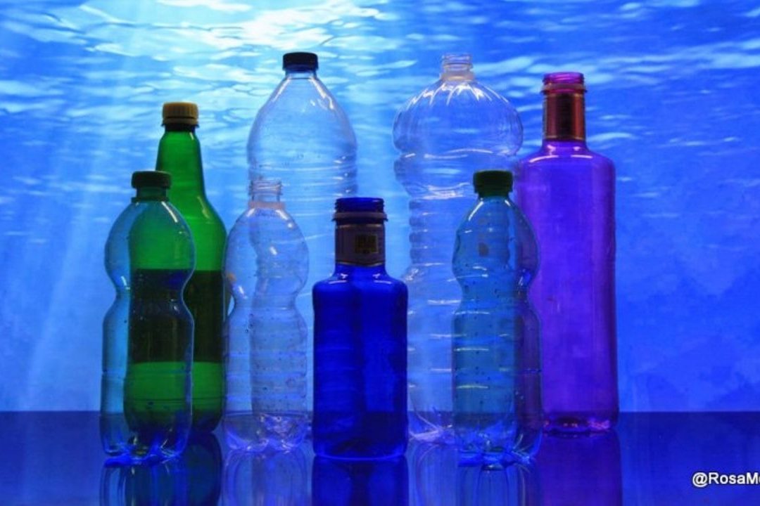 Botellas de plástico en el mar Por Rosa Montesa