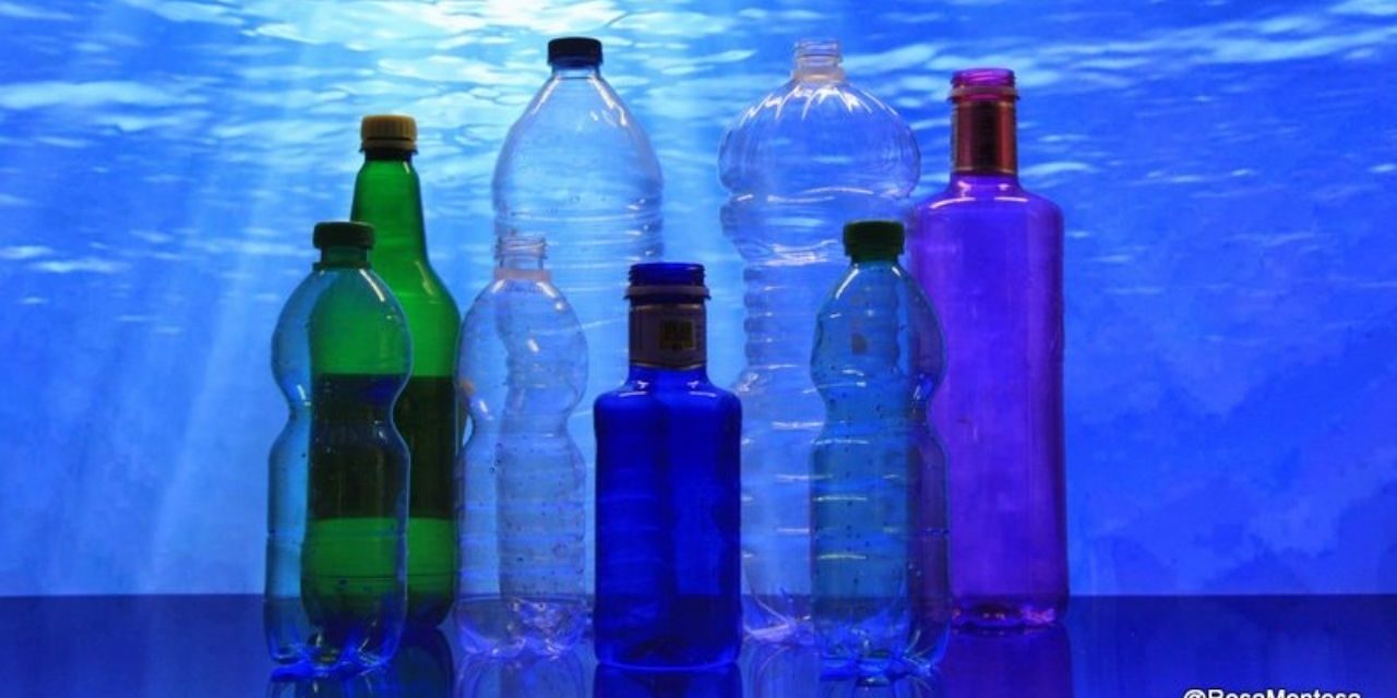 Botellas de plástico en el mar Por Rosa Montesa Botellas de plástico en el mar Por Rosa Montesa