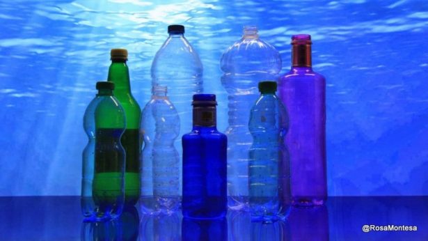 Botellas de plástico en el mar Por Rosa Montesa Botellas de plástico en el mar Por Rosa Montesa