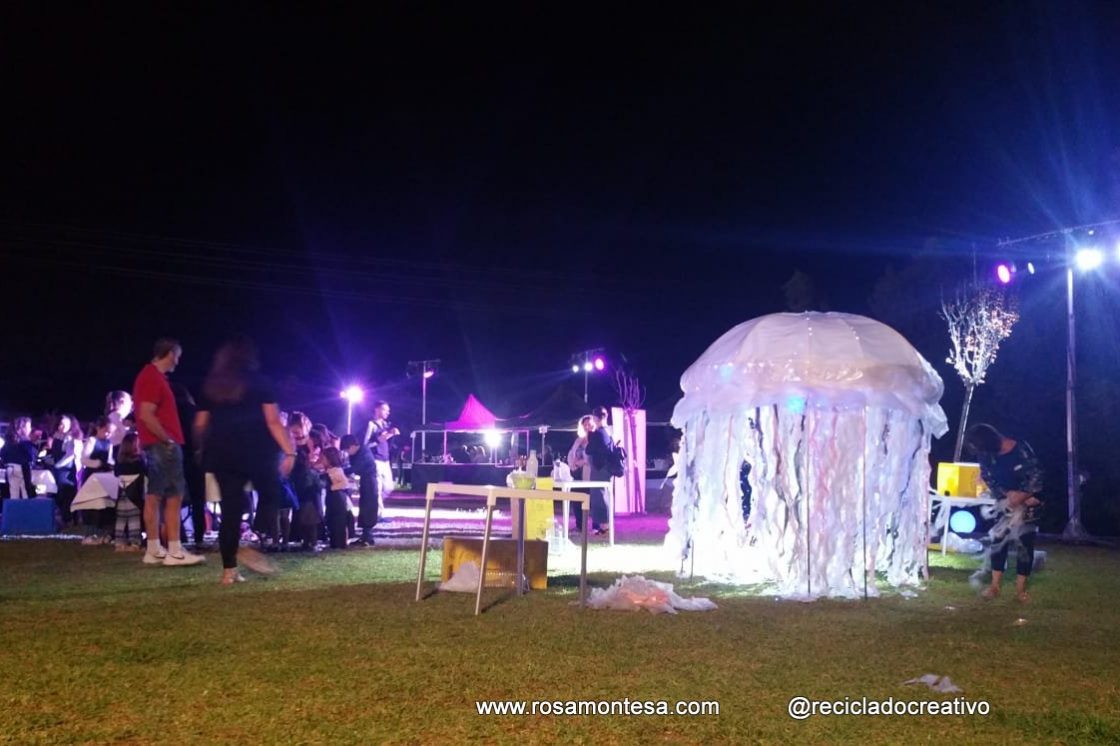 Medusa con plástico reciclado: bolsas y botellas de plástico por Rosa Montesa RecicladoCreativo. Recycled plastic bottles and bags