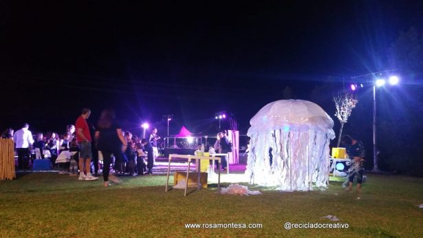 Medusa con plástico reciclado: bolsas y botellas de plástico por Rosa Montesa RecicladoCreativo. Recycled plastic bottles and bags