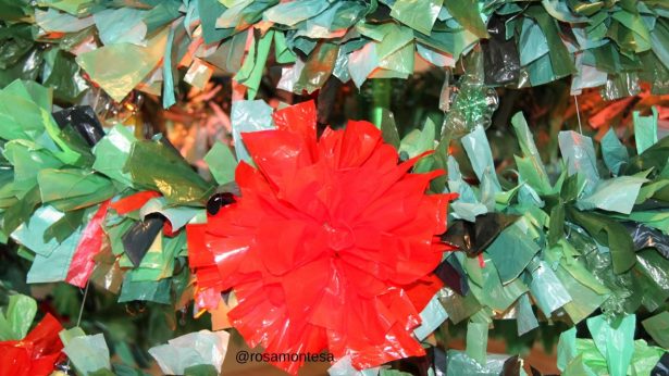 Taller Navidad decoraciones con bolsas de plástico recicladas Talleres de reciclaje en Navidad