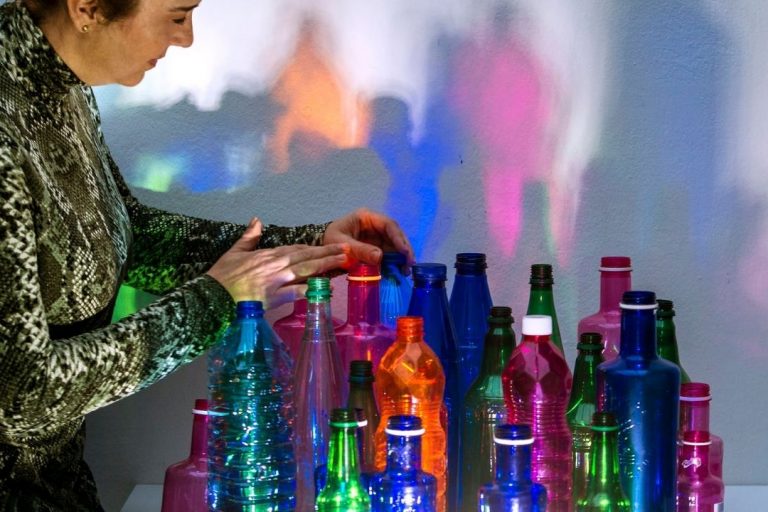 Rosa Montesa con botellas de plástico