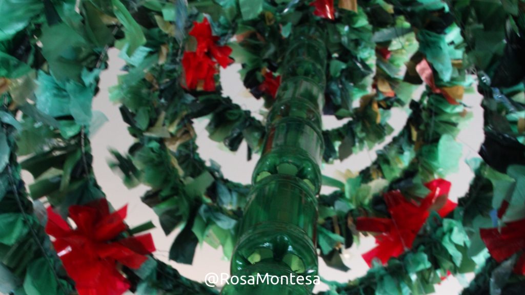 Arbol Navidad reciclando bolsas de plástico - RosaMontesa