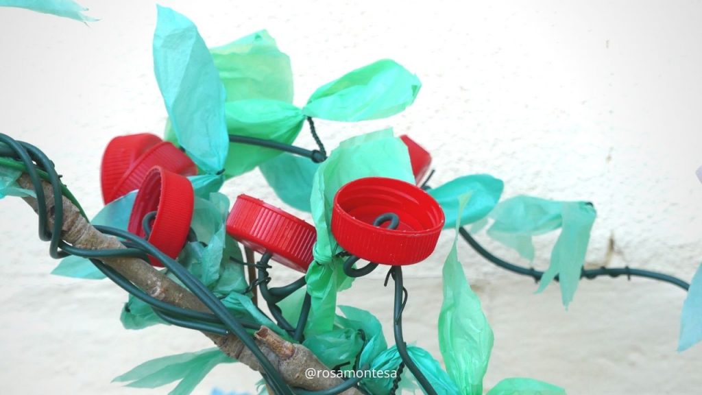 Rosal con tapones y bolsas de plástico