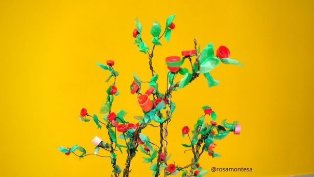 Rosal con tapones y bolsas de plástico en el taller