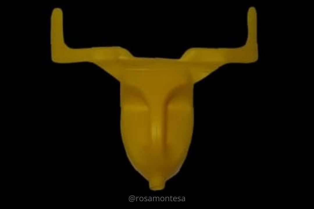 Cabeza de toro con garrafa de plástico