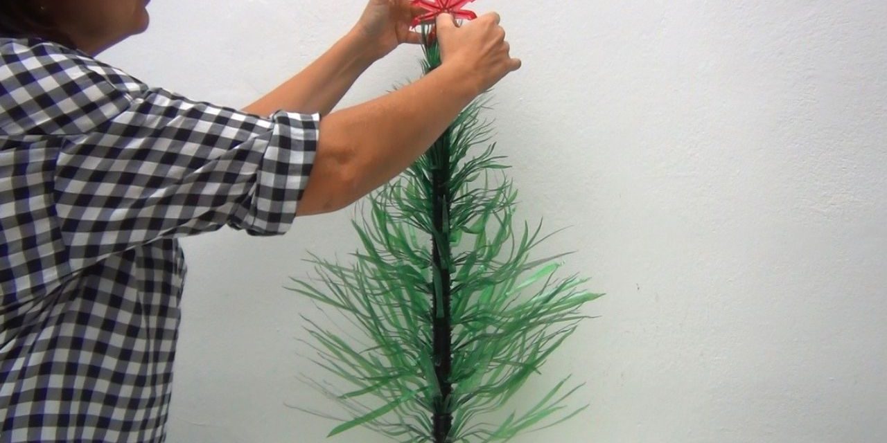 Arbol de Navidad con botellas de plástico