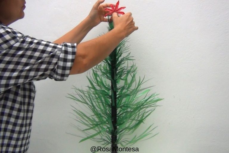 Arbol de Navidad con botellas de plástico