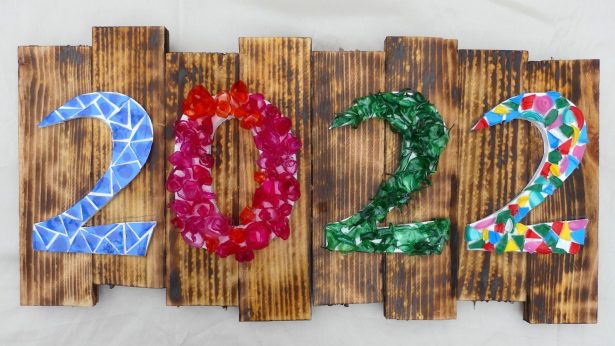 Cartel con material reciclado 2022 – Lettering con botellas Cartel con material reciclado 2022 - Lettering con botellas