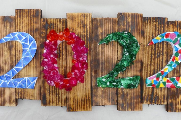 Cartel con material reciclado 2022 - Lettering con botellas