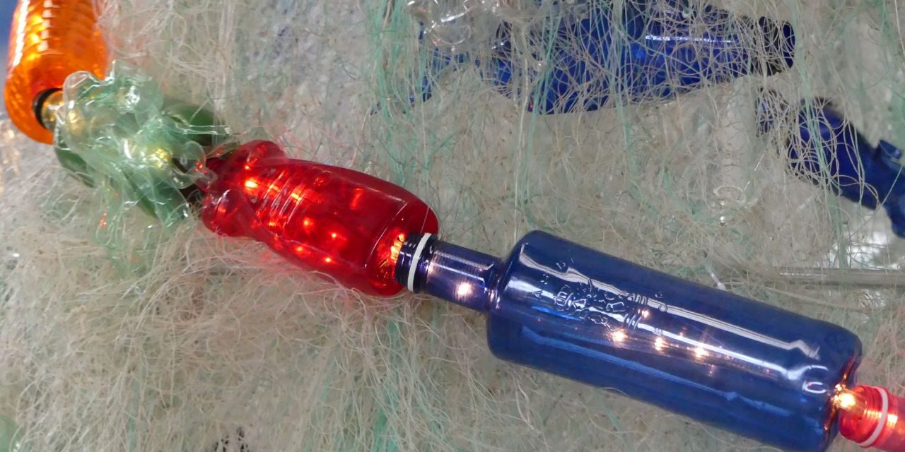 Árbol de Navidad con botellas de plástico y redes de pesca reciclado creativo rosa montesa
