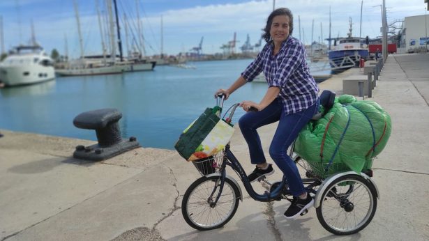 Rosa Montesa reciclando redes de pesca Rosa Montesa Reciclando redes de pesca