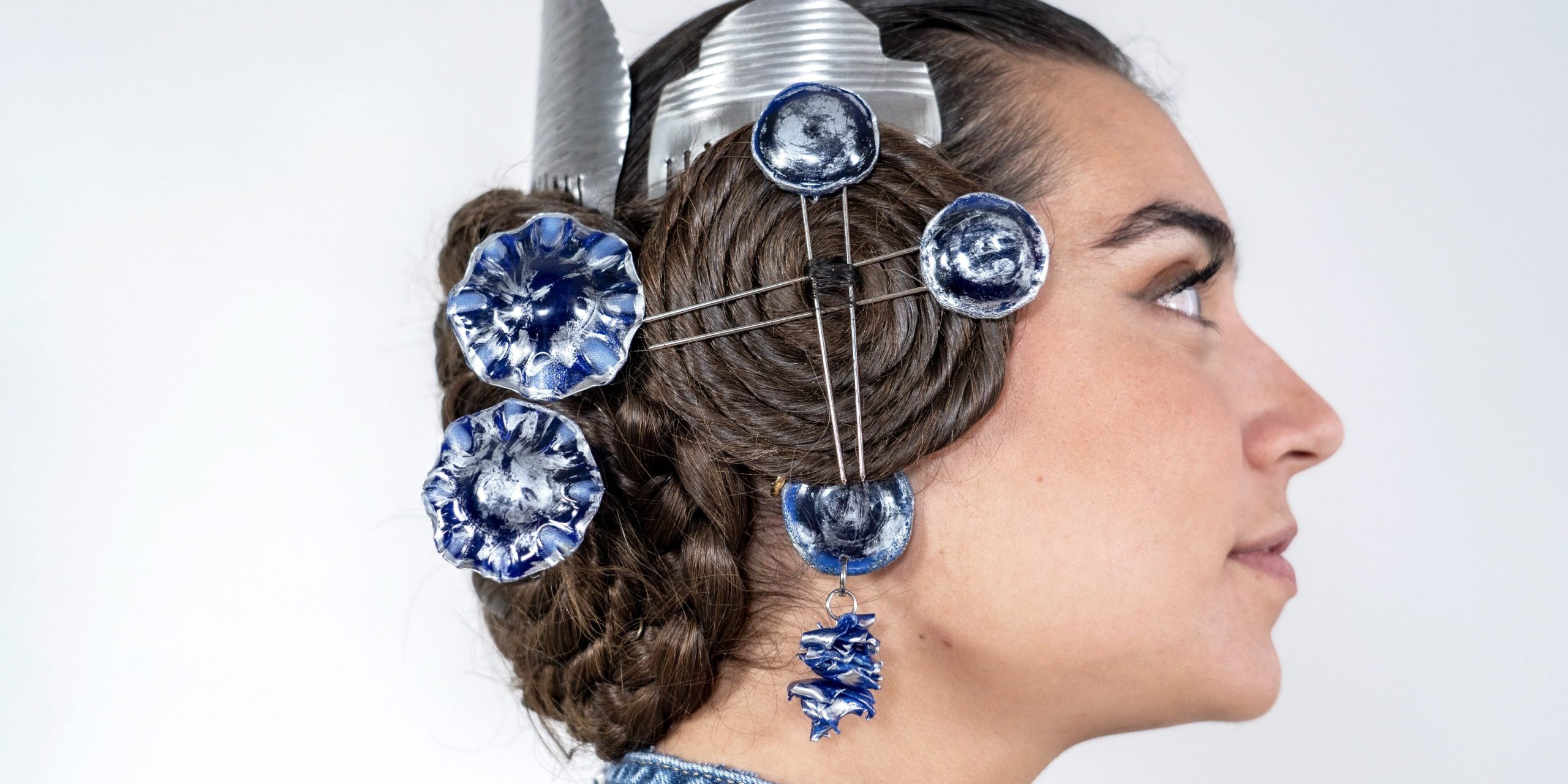 Traje de Valenciana realizado reciclando jeans del jeanlogia, por la artista Rosa Montesa y sus primas