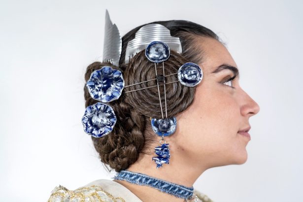 Upcycling traje de Valenciana Reciclado creativo Traje de Valenciana realizado reciclando jeans del jeanlogia, por la artista Rosa Montesa y sus primas