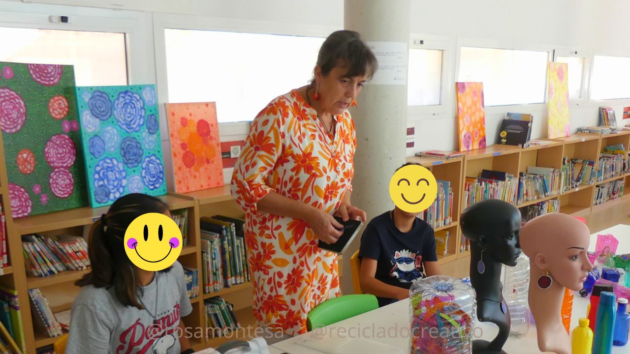 Rosa Montesa impartiendo talleres de Reciclado Creativo en la Biblioteca de Paiporta