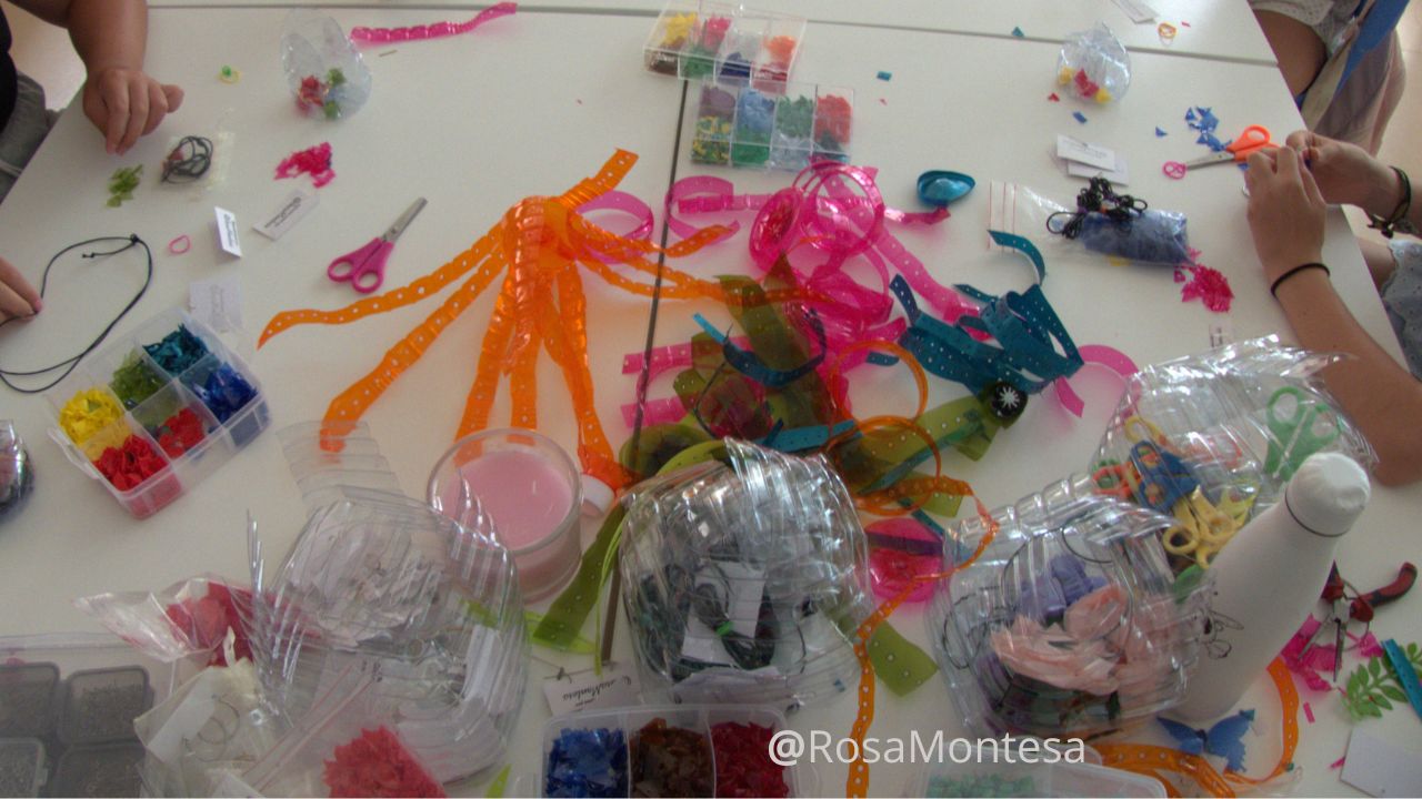 Material descartado, basura, botellas y tapones de plástico que serán tesoros cuando se conviertan en bisutería