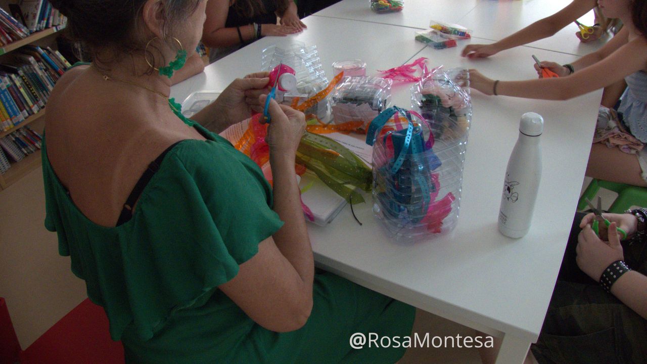 Rosa Montesa en un taller de bisutería reciclando botellas de plástico