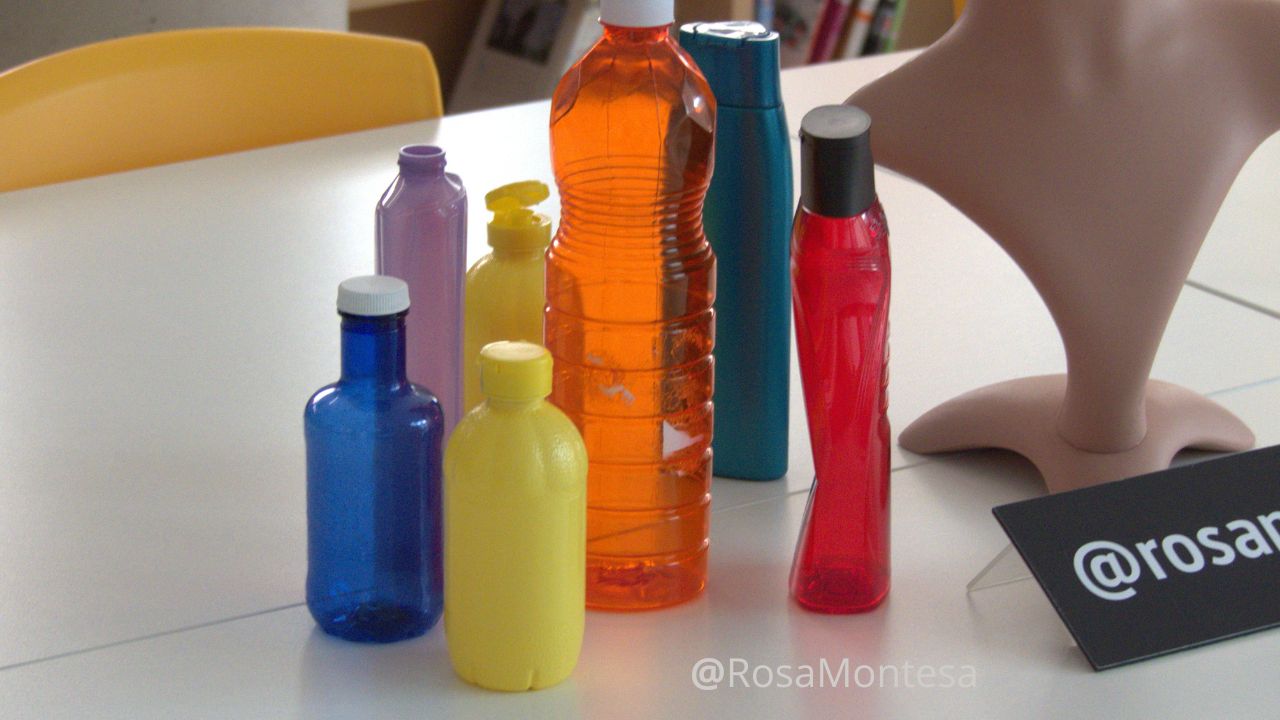 Botellas de plástico para convertir en bisutería en los talleres de reciclado creativo